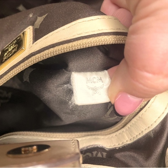 MCM Munchen Hobo Handbag, Crossbody, Shoulder Bag, Authentic. EUC - Picture 11 of 15